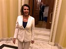 Po rekordn� dlouhém projevu p�i�la Nancy Pelosiová mezi noviná�e.
