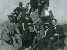 Na snímku z 21 .5.1922 je skupina turist na vrcholových kamenech piáku,...