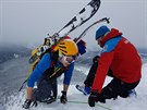Dobrovolníci u horské sluby podstupují v Krkonoích tvrdý trénink. (1. února...