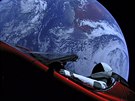 Raketa Falcon Heavy vynesla do vesmíru kabriolet Tesla Roadster