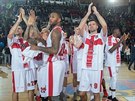 Basketbalisté Olimpie Milán oslavují výhru na palubovce Barcelony.