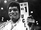 Kareem Abdul-Jabbar - jet jako Lew Alcindor - coby vítz NCAA v roce 1968 s...