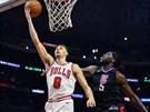 Zach LaVine (vlevo) z Chicaga zakonuje kolem Montrezla Harrella z LA CLippers.