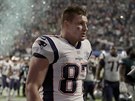 Rob Gronkowski z New England Patriots odchází zklamaný po poráce v Super Bowlu.