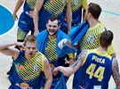 Ústetí basketbalisté oslavují trefu Michala otnara (6), po které piel...