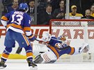 Jaroslav Halák z New York Islanders nezabránil gólu, sleduje ho spoluhrá...