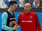Lubo Barto (vpravo) jako asistent FC Barcelona, naslouchá Rodionsi Kurucsovi.