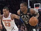 Eric Bledsoe (vpravo) z Milwaukee útoí na ko New Yorku kolem Treye Burka,...