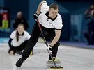 Alexandr Kruelnickij z ruského týmu v curlingovém zápolení smíených dvojic