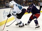 Útoník San Jose Tomá Hertl (vlevo) u puku, dotírá na nj Brandon Dubinsky z...