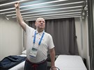 Doktor eského týmu Jií Neumann ukazuje svtelnou sprchu v olympijské vesnici