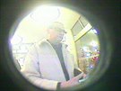 Kamera v bankomatu na ulici �eskoslovensk� arm�dy v Hradci Kr�lov� zachytila...
