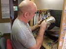 Bohumil Kor�l se v�zdob� hokejov�ch helem v�nuje dvacet let.