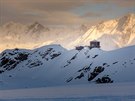 Chata je vzdálená 16 kilometr od vrcholu hory Denali (od roku 1896 do roku...