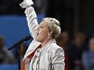Zpvaka Pink ped zápasem Super Bowlu zazpívala americkou hymnu.