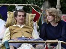 Andrew Garfield a Claire Foyová ve filmu Nádech pro lásku (2017)