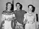 Greer Garsonová, Marlon Brando a Deborah Kerrová bhem natáení filmu Julius...