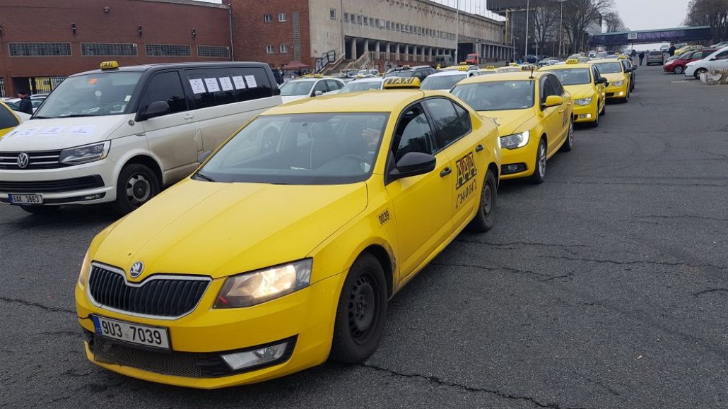 Taxiká�i vyjeli ze Strahova (9. února 2018).