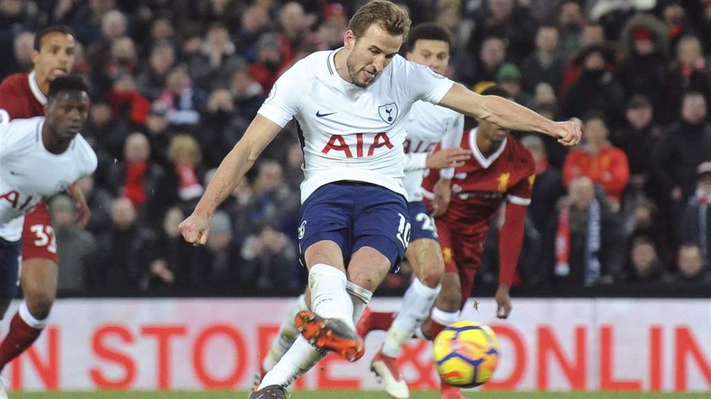 Harry Kane z Tottenhamu prom��uje pokutový kop.