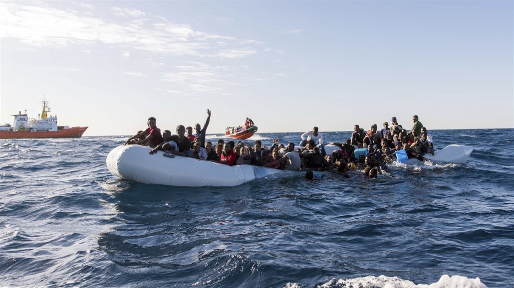 Les migrants s’entassent dans la Manche.  Il y en a des dizaines presque tous les jours