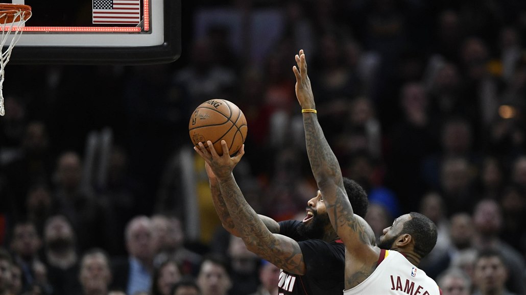 James Johnson (v �erném) z Miami nedokázal p�es LeBrona Jamese z Clevelandu...