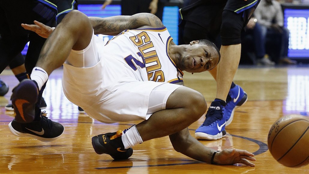 Isaiah Canaan z Phoeniu dopadá v utkání s Dallasem na kotník. Moment mu p�inesl...
