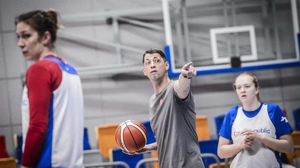 �tefan Svitek �ídí trénink �eských basketbalistek, vlevo Edita �ujanová, vpravo...