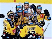 Radost hokejistů Litvínova po vítězství 4:3 po samostatných nájezdech v derby s...