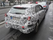 Maskovan prototyp novho Mercedesu tdy A pi testech v ulicch Prahy.