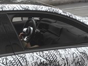 Maskovan prototyp novho Mercedesu tdy A pi testech v ulicch Prahy.