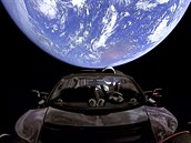 Muskův kabriolet Tesla Roadster s figurínou Starman se vznáší ve vesmírném...