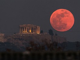 Superúplnk nad akropolí v Athénách (31. ledna 2018).