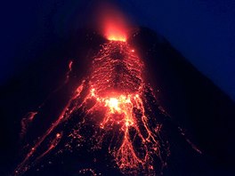ERUPCE. Filipínská sopka Mayon chrlí lávu pi erupci u msta Legazpi. 