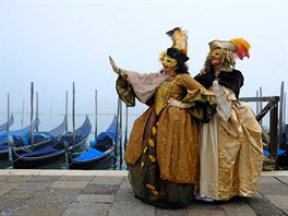 KRABOKY. Lidé v maskách pózují bhem karnevalu v Benátkách. 