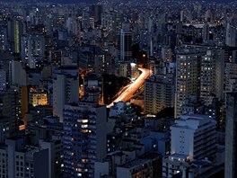 NONÍ METROPOLE. Výhled na mrakodrapy a auta projídjící centrem brazilského...