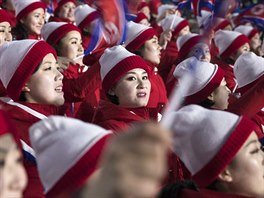 Severokorejky vítají sportovce spoleného týmu obou Korejí na olympijském...