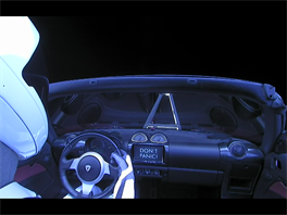 Tesla Rodadster Elona Muska ve vesmíru. Před čelním sklem můžete vidět držák...
