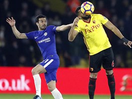 Pedro (vlevo) z Chelsea sleduje, kam odhlavikuje m Adrian Mariappa z...