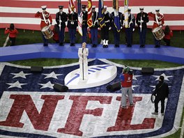 Zpvaka Pink pednesla ped zahjenm Super Bowlu americkou hymnu.