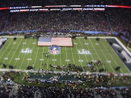 Ped zahjenm Super Bowlu mus zaznt americk hymna.