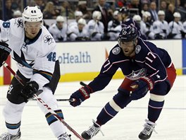 tonk San Jose Tom Hertl (vlevo) u puku, dotr na nj Brandon Dubinsky z...