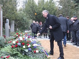 Setkání bývalých hokejistů u hrobu trenéra Ivana Hlinky, květinu klade Dominik...