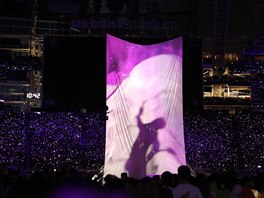 Organizátoři původně zamýšleli promítat hologram Prince, ale  podle pozůstalých...