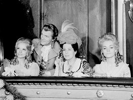 Jana Brejchová, Radovan Lukavský, Dana Med�ická a Gabriela Vránová v seriálu F....