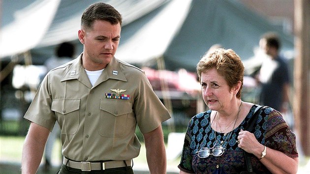 Pilot Richard Ashby přichází k vojenskému soudu v Severní Karolíně (16. června 1998)