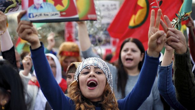 Kurdsk demonstrace za Afrn ped tureckou ambasdou v Bejrtu (6. nora 2018)