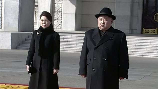 Severokorejský diktátor Kim Čong-un přihlíží vojenské přehlídce v Pchjongjangu (7. února 2018)