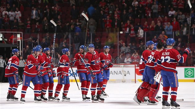 Spokojení hráči Montrealu slaví vítězství.