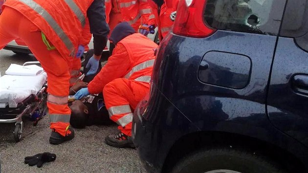 Neznámý útočník střílel v italské Maceratě z jedoucího auta na africké migranty (3. února 2018)