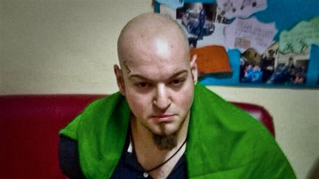 Snímek zadrženého muže, obviněného ze střelby na migranty v ulicích italského města Macerata (3. února 2018)